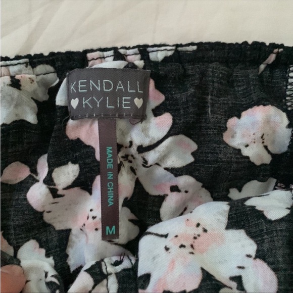 Kendall & Kylie bandeau crop top, button and lace detail, black floral, size M - Picture 2 of 8